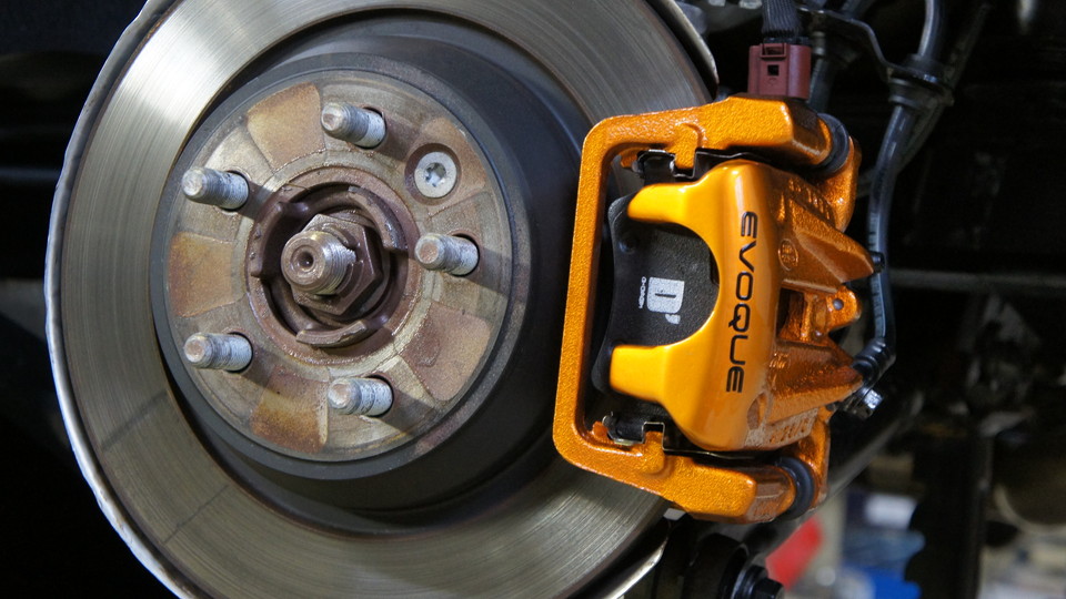 キャリパー塗装施工事例：レンジローバーイヴォーク純正キャリパー塗装　COLOR:#030 royal art pearl orange gold、ダストダウンパットD-DASH前後装着 IMG29_1058_fEGeWz_sub1.jpg