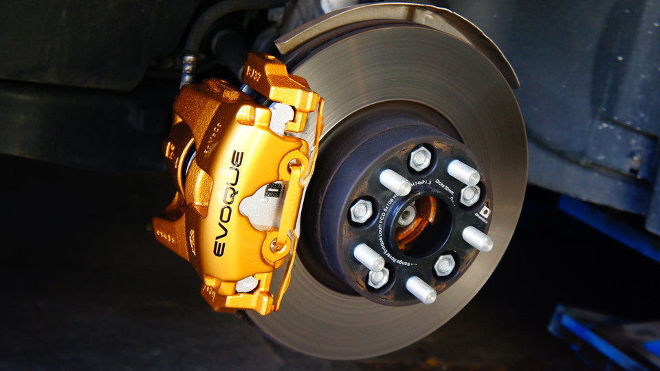 キャリパー塗装施工事例：レンジローバーイヴォーク純正キャリパー塗装　COLOR：#003 tokyo midnight gold＆D-DASHブレーキパット装着 IMG29_1211_UIImRo_sub1.jpg