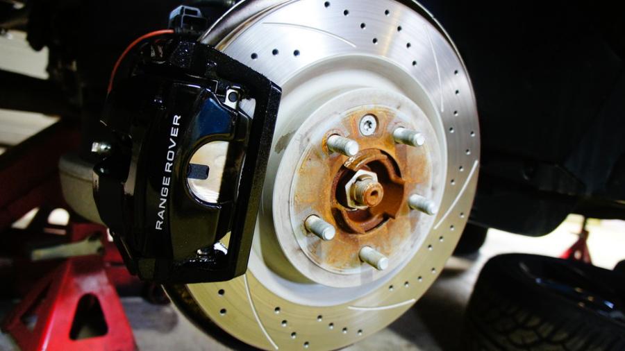 キャリパー塗装施工事例：レンジローバースポーツ　キャリパー塗装　COLOR:#009 Hyper metallic black　ローター加工Type:C6S8D　D-DASHダストダウンパット前後装着 IMG29_1738_OOqXRx_sub2.jpg