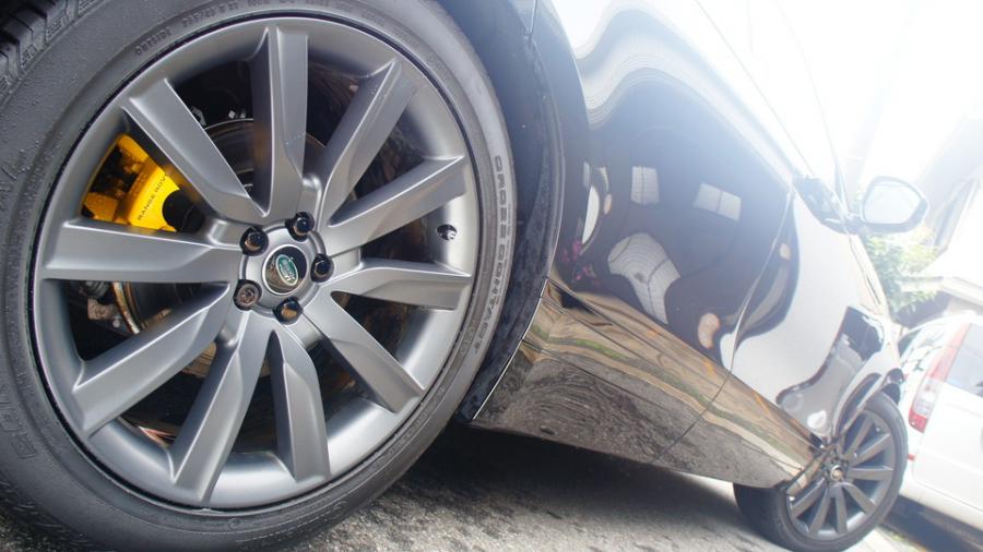 キャリパー塗装施工事例：レンジローバーヴェラール　キャリパー塗装　COLOR:#002 giallo modena IMG29_1855_PoRvNM_sub6.jpg