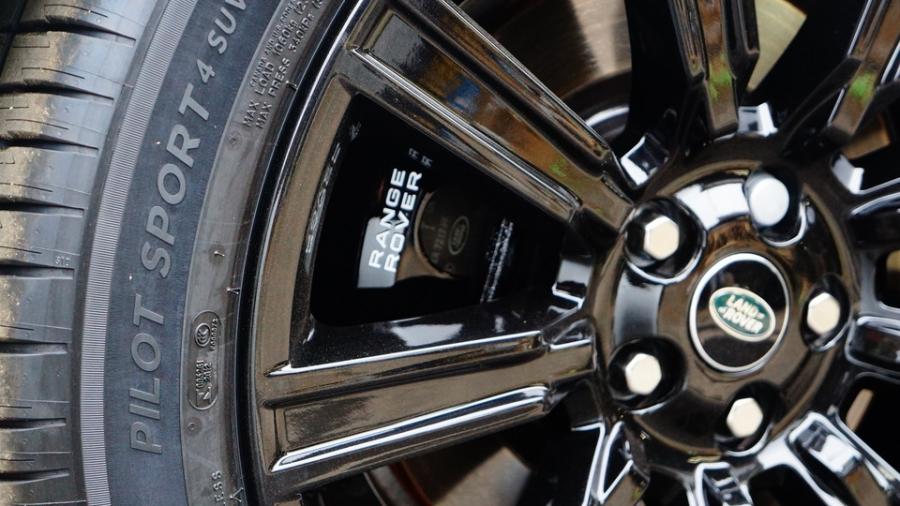 キャリパー塗装施工事例：レンジローバーヴォーグ　キャリパー塗装COLOR:#005 Deep coal black IMG29_2299_yvk4A9_sub4.jpg