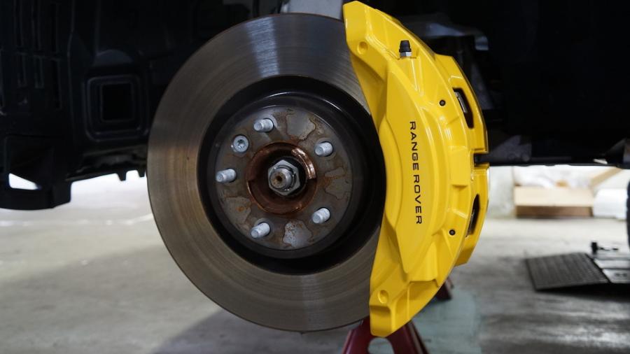 キャリパー塗装施工事例：レンジローバースポーツ　キャリパー塗装COLOR:#002 giallo modena IMG29_2313_2grycU_sub1.jpg