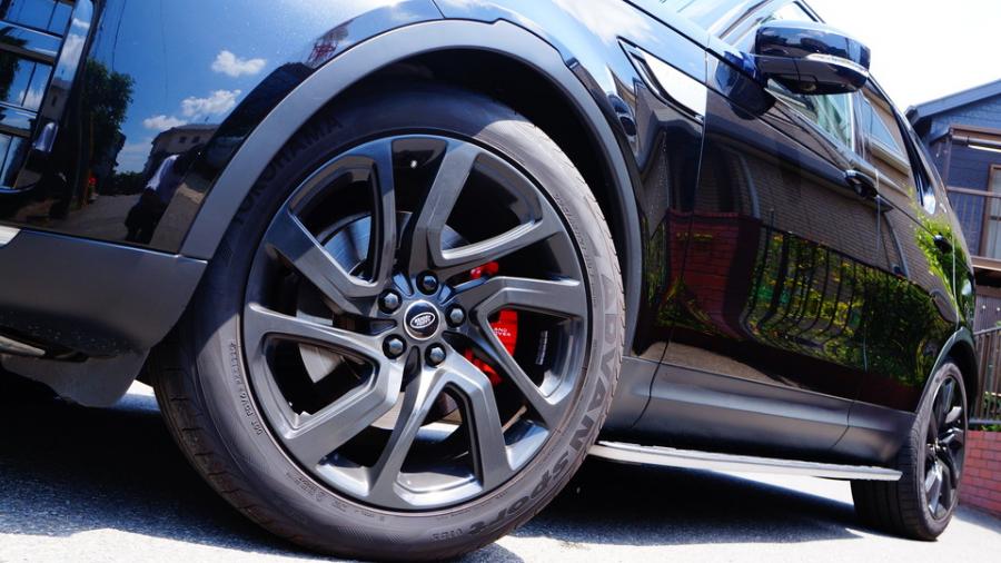 キャリパー塗装施工事例：ランドローバーディスカバリー　キャリパー塗装COLOR:#001 Italian losso solid IMG29_2314_wictJa_sub3.jpg