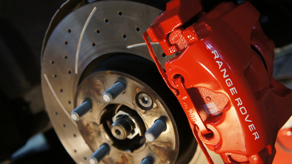 レンジローバーイヴォーク純正キャリパー塗装　カラー：#001 Italian losso solid　ローター加工Type:C6S8D　D-DASHダストダウンブレーキパット前後装着（赤）