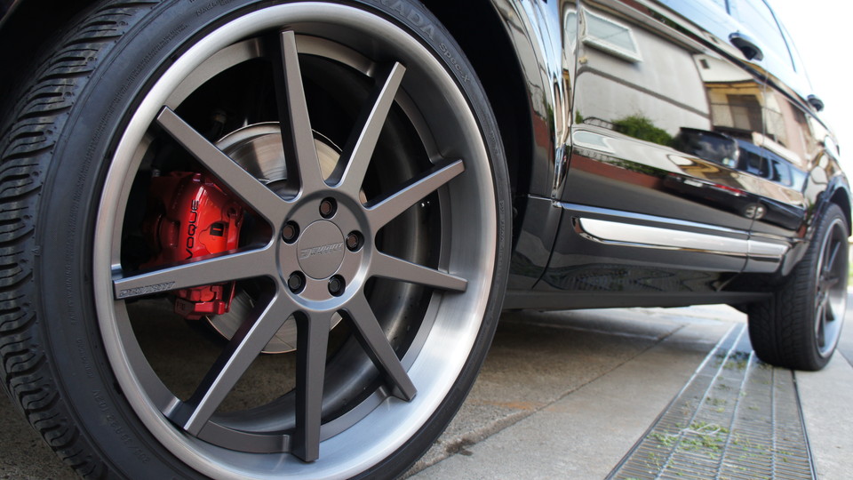 キャリパー塗装施工事例：レンジローバーイヴォーク純正キャリパー塗装　カラー：CHARM GROSS CANDY RED#1102 ＆D-DASHダストダウンブレーキパット装着 IMG29_685_RhprFp_sub2.jpg