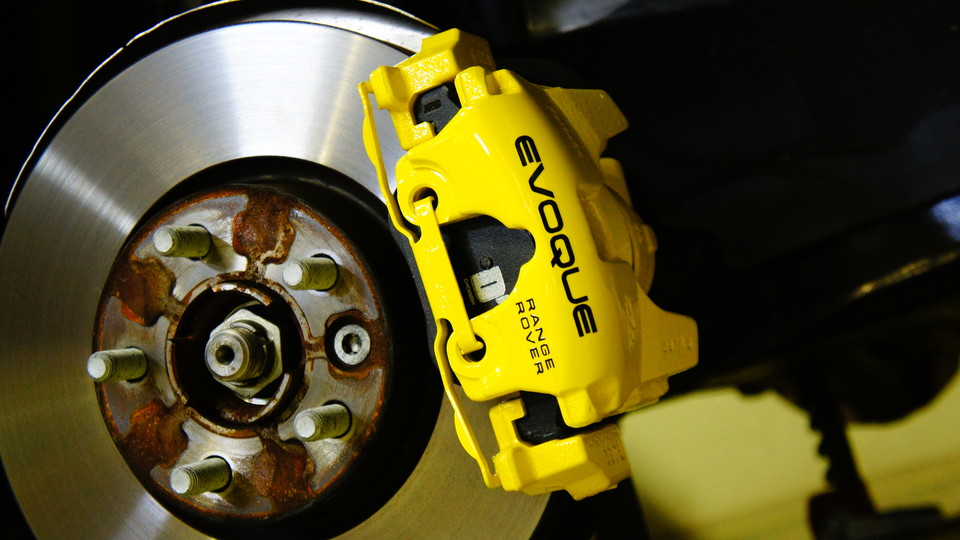 レンジローバーイヴォークキャリパー塗装　カラー：#020 hawaiian passion yellow、D-DASHダストダウンブレーキパット前後装着