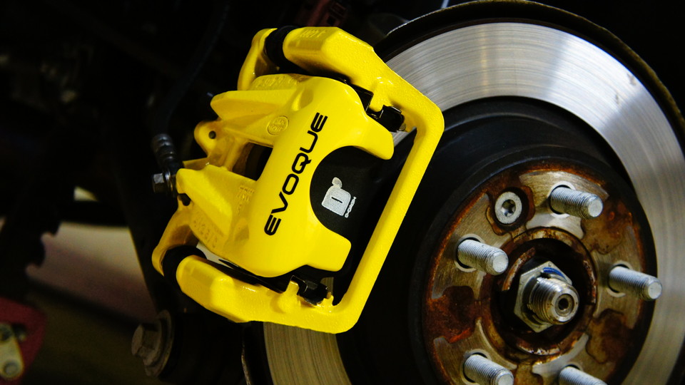 キャリパー塗装施工事例：レンジローバーイヴォークキャリパー塗装　カラー：#020 hawaiian passion yellow、D-DASHダストダウンブレーキパット前後装着 IMG29_732_cIGNeg_sub1.jpg