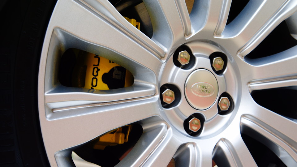 キャリパー塗装施工事例：レンジローバーイヴォークキャリパー塗装　カラー：#020 hawaiian passion yellow、D-DASHダストダウンブレーキパット前後装着 IMG29_732_cIGNeg_sub2.jpg