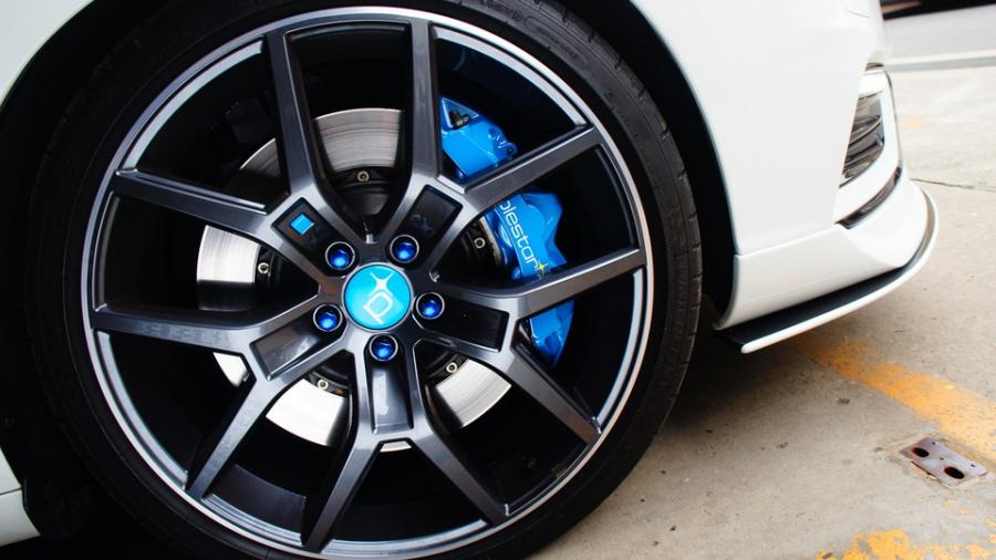 キャリパー塗装施工事例：ボルボV60ポールスター　キャリパー塗装　COLOR:レーベルブルー＆イエロー系 IMG30_1415_S9SCyp_sub3.jpg