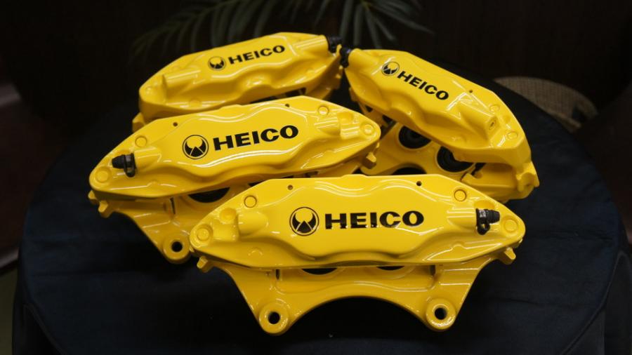 ボルボV70　キャリパー塗装　COLOR:#002 giallo modena