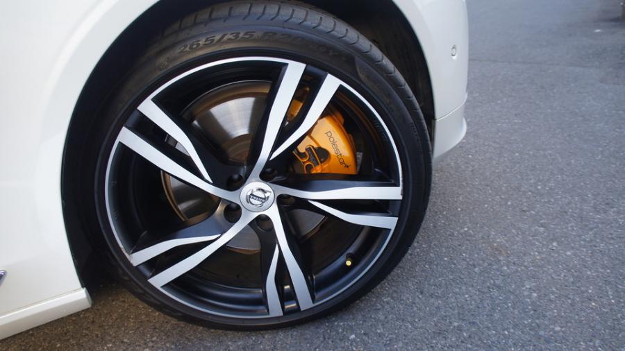 キャリパー塗装施工事例：ボルボV90　キャリパー塗装COLOR:#021 california sunshinne yellow　ディクセルMタイプパット装着　ホイールボルトキャップ：ブラック塗装 IMG30_1942_KFGXRk_sub3.jpg