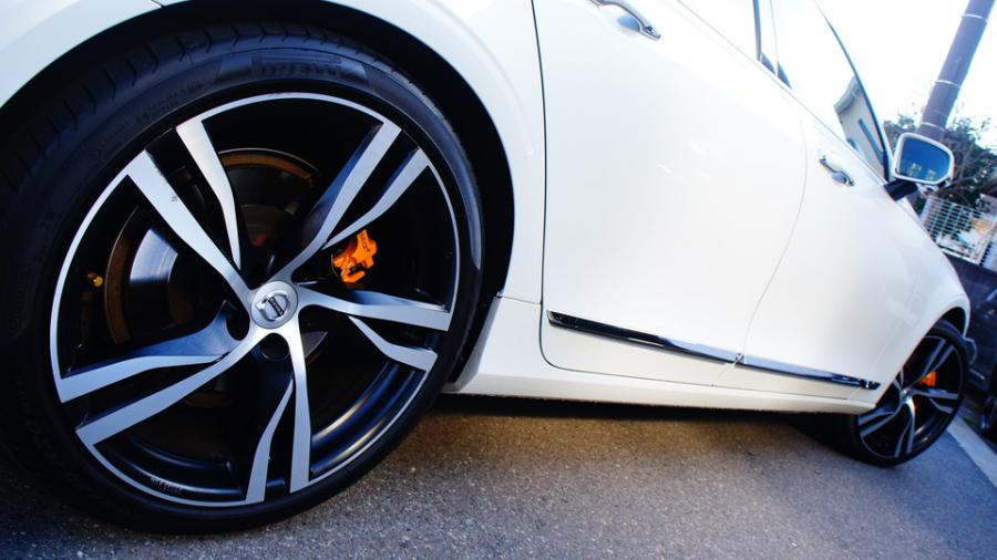 キャリパー塗装施工事例：ボルボV90　キャリパー塗装COLOR:#021 california sunshinne yellow　ディクセルMタイプパット装着　ホイールボルトキャップ：ブラック塗装 IMG30_1942_KFGXRk_sub6.jpg