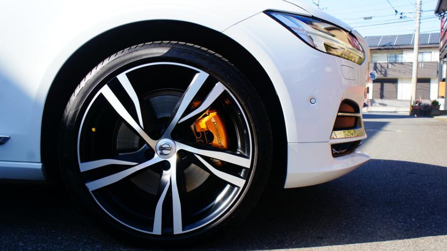 キャリパー塗装施工事例：ボルボV90　キャリパー塗装COLOR:#021 california sunshinne yellow　ディクセルMタイプパット装着　ホイールボルトキャップ：ブラック塗装 IMG30_1942_KFGXRk_sub7.jpg