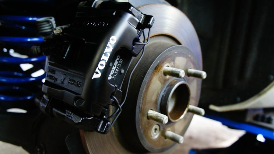 ボルボV40　キャリパー塗装COLOR:#1114 Deep coal black matte