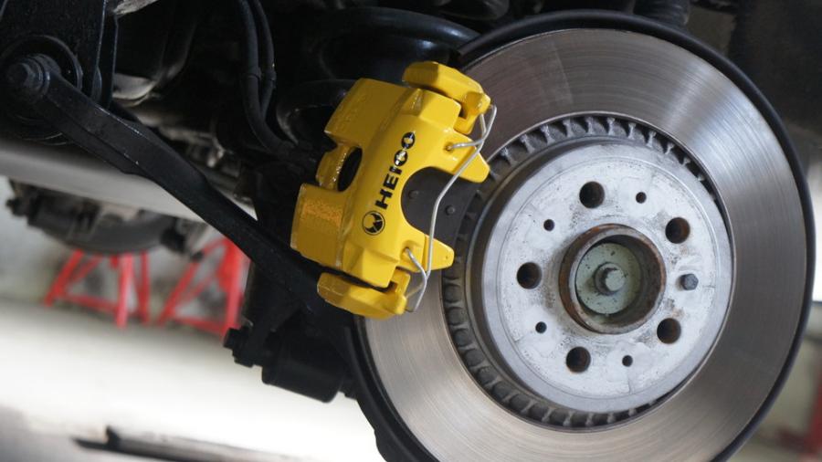 キャリパー塗装施工事例：ボルボXC90　キャリパー塗装COLOR:#002 giallo modena IMG30_2110_WDh4pi_sub2.jpg