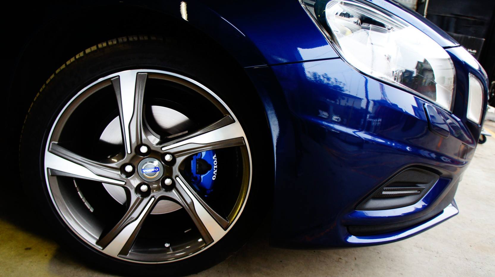 キャリパー塗装施工事例：VOLVO V60 T4キャリパー塗装COLOR：#061 royal sky blue IMG30_867_EtzoQv_sub4.jpg