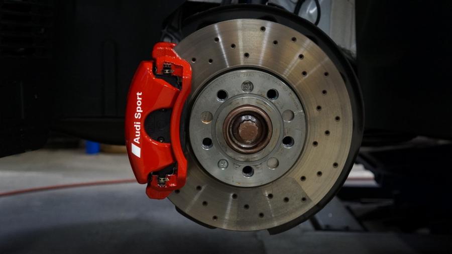 キャリパー塗装施工事例：アウディA3　キャリパー塗装COLOR:#001 Italian losso solid IMG35_2358_VSNlp5_sub1.jpg