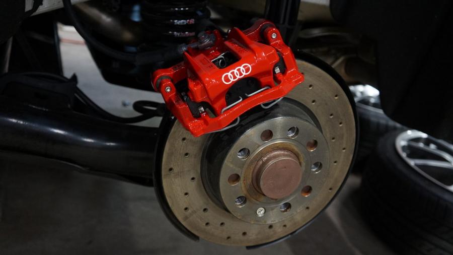 キャリパー塗装施工事例：アウディA3　キャリパー塗装COLOR:#001 Italian losso solid IMG35_2358_VSNlp5_sub2.jpg