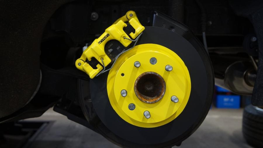 キャリパー塗装施工事例：マツダ3　キャリパー塗装＆ローター塗装COLOR:#020 hawaiian passion yellow IMG67_2283_FDjvmh_sub2.jpg