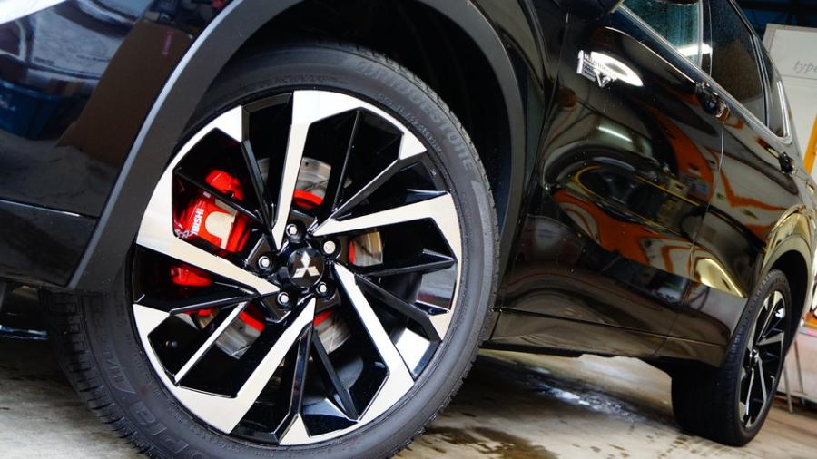 キャリパー塗装施工事例：アウトランダー　キャリパー塗装、ローター塗装COLOR:#001 Italian losso solid IMG68_2335_CAkLy8_sub4.jpg