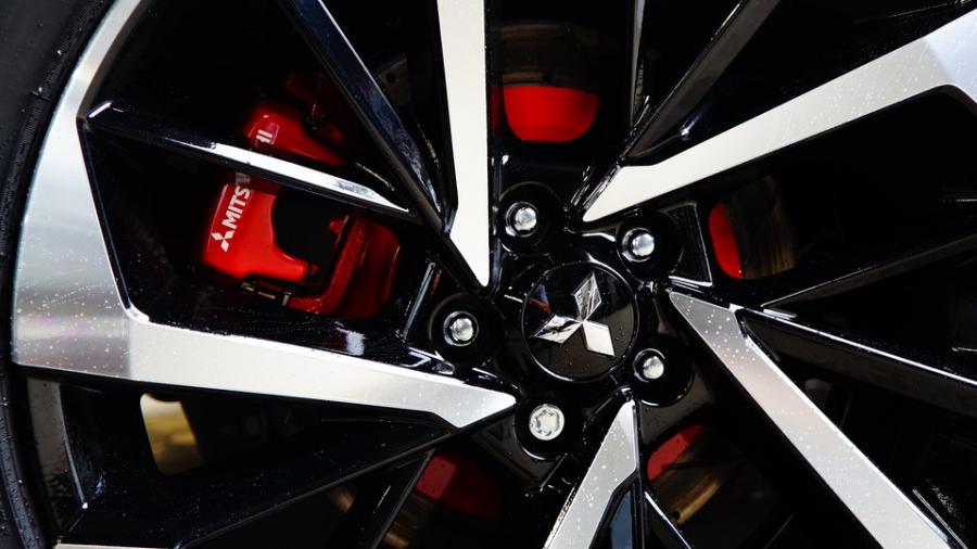 キャリパー塗装施工事例：アウトランダー　キャリパー塗装、ローター塗装COLOR:#001 Italian losso solid IMG68_2335_CAkLy8_sub6.jpg