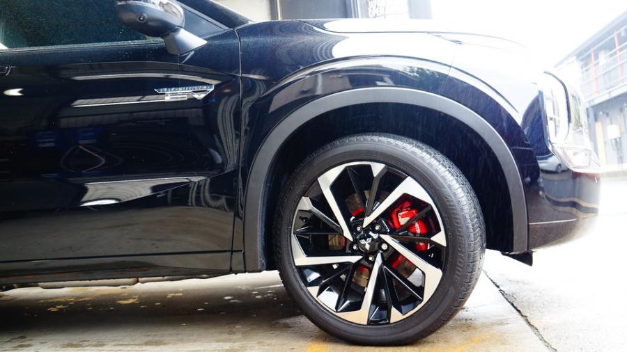 キャリパー塗装施工事例：アウトランダー　キャリパー塗装、ローター塗装COLOR:#001 Italian losso solid IMG68_2335_CAkLy8_sub7.jpg