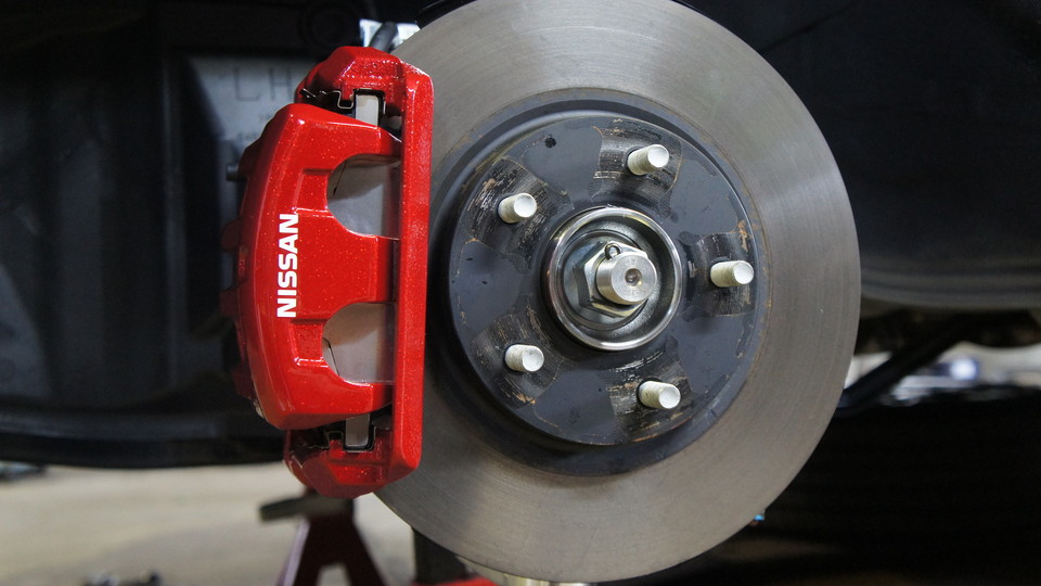 ニッサンエルグランド純正キャリパー塗装　COLOR:	#011 royal flash candy red