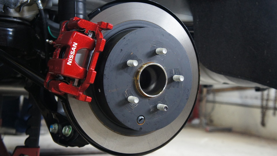 キャリパー塗装施工事例：ニッサンエルグランド純正キャリパー塗装　COLOR:	#011 royal flash candy red IMG69_1073_2jKVOF_sub1.jpg