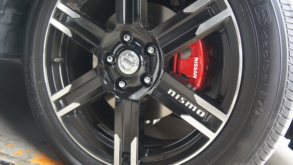 キャリパー塗装施工事例：ニッサンエルグランド純正キャリパー塗装　COLOR:	#011 royal flash candy red IMG69_1073_2jKVOF_sub2.jpg