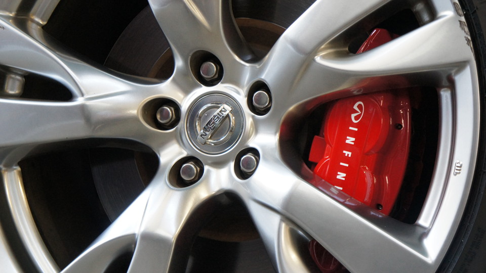 キャリパー塗装施工事例：ニッサンフーガ純正キャリパー塗装　COLOR:#001 Italian losso solid IMG69_1108_cuUf1a_sub3.jpg