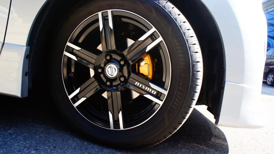 キャリパー塗装施工事例：ニッサンエルグランド　キャリパー塗装　COLOR:#003 Tokyo midnight gold IMG69_1480_PYIakt_sub4.jpg