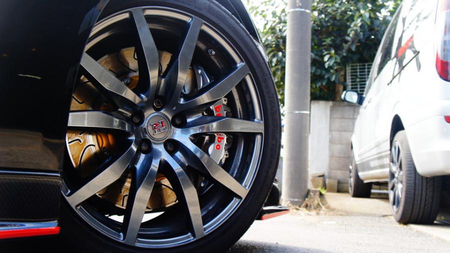 キャリパー塗装施工事例：GT-R　キャリパー塗装＆ロゴマシニング加工＆ハイポリッシュ加工　COLOR:#006 Diamonddust silver IMG69_1648_0zrIWM_sub10.jpg