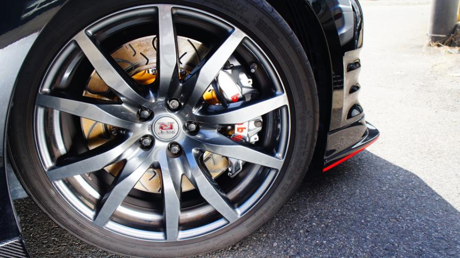 キャリパー塗装施工事例：GT-R　キャリパー塗装＆ロゴマシニング加工＆ハイポリッシュ加工　COLOR:#006 Diamonddust silver IMG69_1648_0zrIWM_sub4.jpg