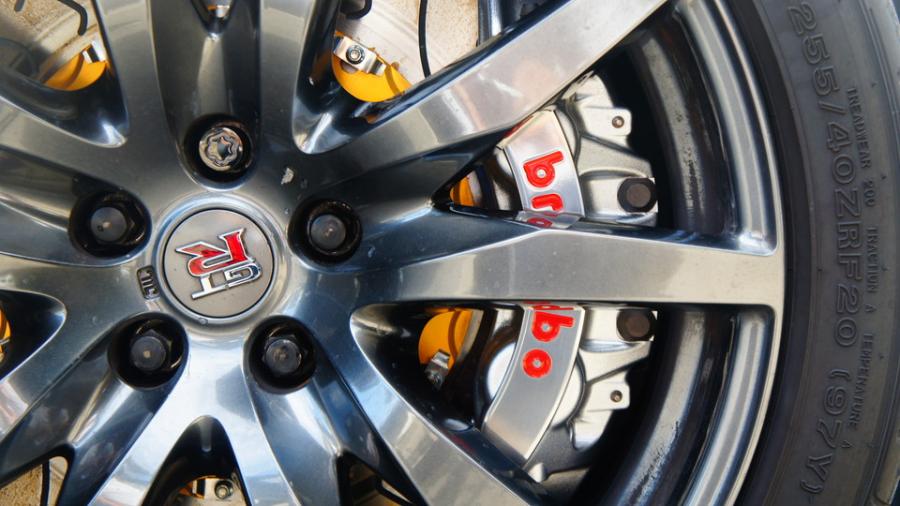 キャリパー塗装施工事例：GT-R　キャリパー塗装＆ロゴマシニング加工＆ハイポリッシュ加工　COLOR:#006 Diamonddust silver IMG69_1648_0zrIWM_sub6.jpg