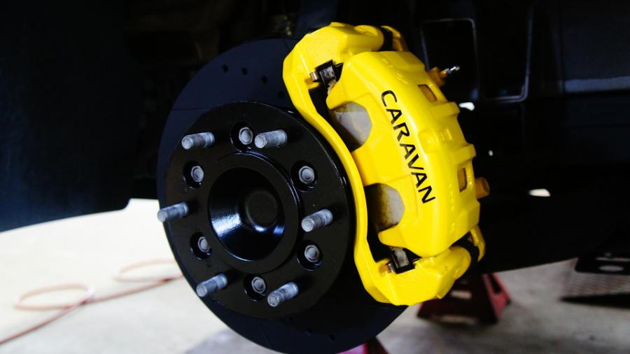 キャリパー塗装施工事例：ニッサンキャラバン　キャリパー塗装　COLOR:#002 giallo modena IMG69_2153_vXD1t0_sub1.jpg