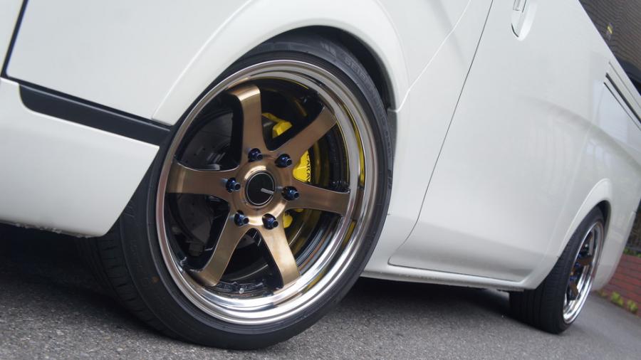 キャリパー塗装施工事例：ニッサンキャラバン　キャリパー塗装　COLOR:#002 giallo modena IMG69_2153_vXD1t0_sub2.jpg