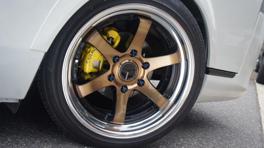 キャリパー塗装施工事例：ニッサンキャラバン　キャリパー塗装　COLOR:#002 giallo modena IMG69_2153_vXD1t0_sub3.jpg