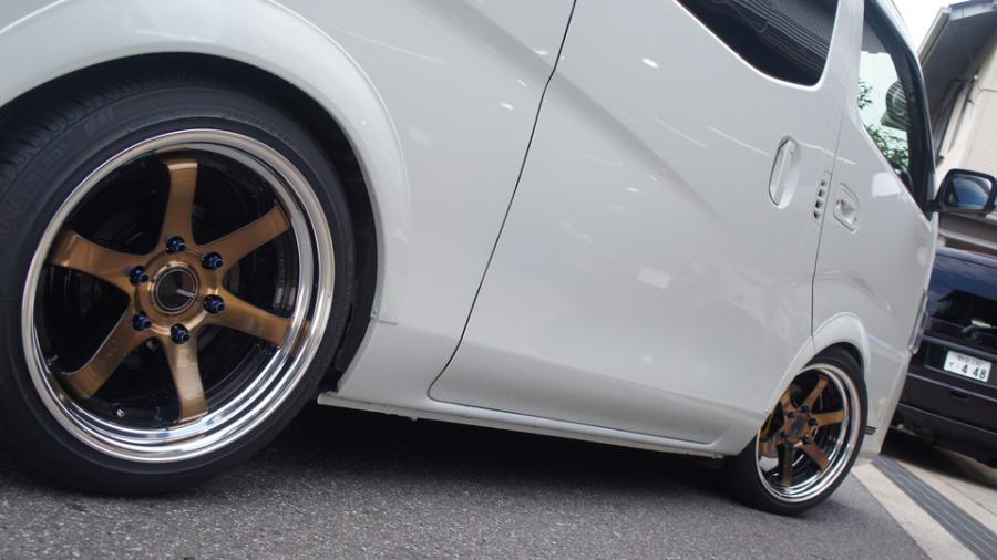 キャリパー塗装施工事例：ニッサンキャラバン　キャリパー塗装　COLOR:#002 giallo modena IMG69_2153_vXD1t0_sub5.jpg