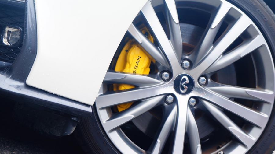 キャリパー塗装施工事例：スカイラインV37　キャリパー塗装COLOR:#002 giallo modena IMG69_2160_Wz2GX4_sub6.jpg