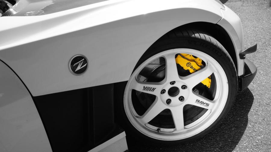 キャリパー塗装施工事例：ニッサンZ　キャリパー塗装COLOR:#002 giallo modena IMG69_2284_GcJd2F_sub3.jpg