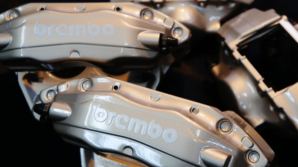 キャリパー塗装施工事例：ニッサンGT-R純正キャリパー塗装　カラー：オリジナルシャンパンゴールド IMG69_683_ITwLzB_sub1.jpg