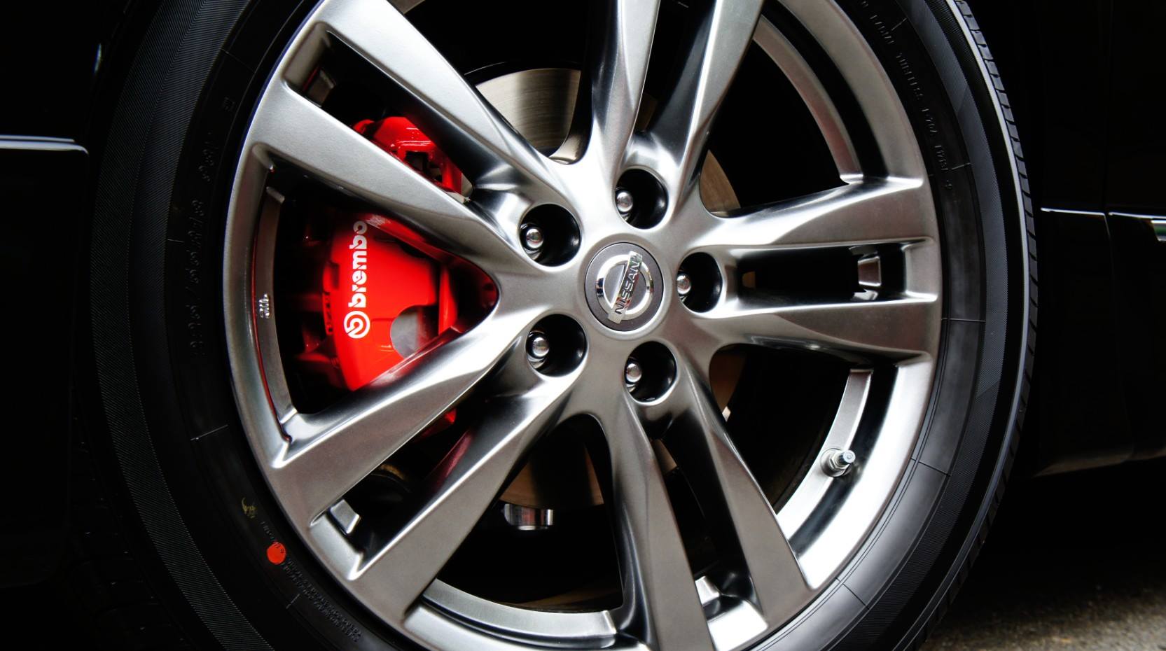 日産エルグランドキャリパー塗装＆LOGO★COLOR:ブレンボレッド