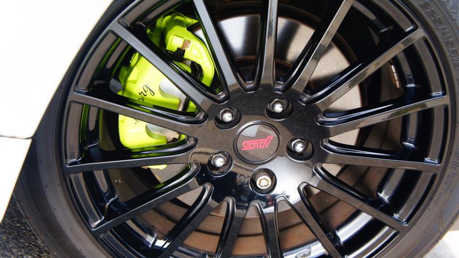 キャリパー塗装施工事例：スバルレヴォーグ　キャリパー塗装　COLOR:#1116 Acid green IMG70_1818_S9YiTw_sub5.jpg