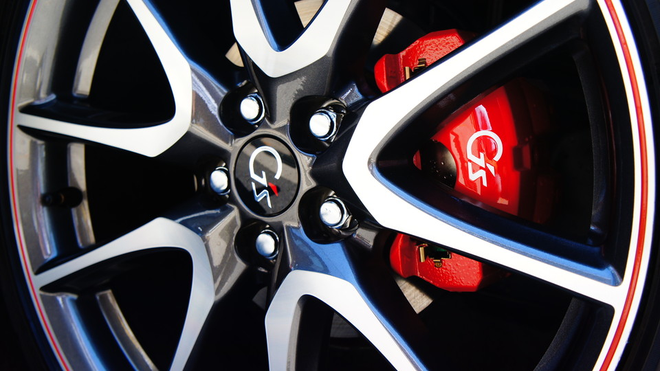 キャリパー塗装施工事例：トヨタプリウス純正キャリパー塗装　ＣＯＬＯＲ：#001 Italian losso solid IMG72_1047_fbNjnh_sub6.jpg