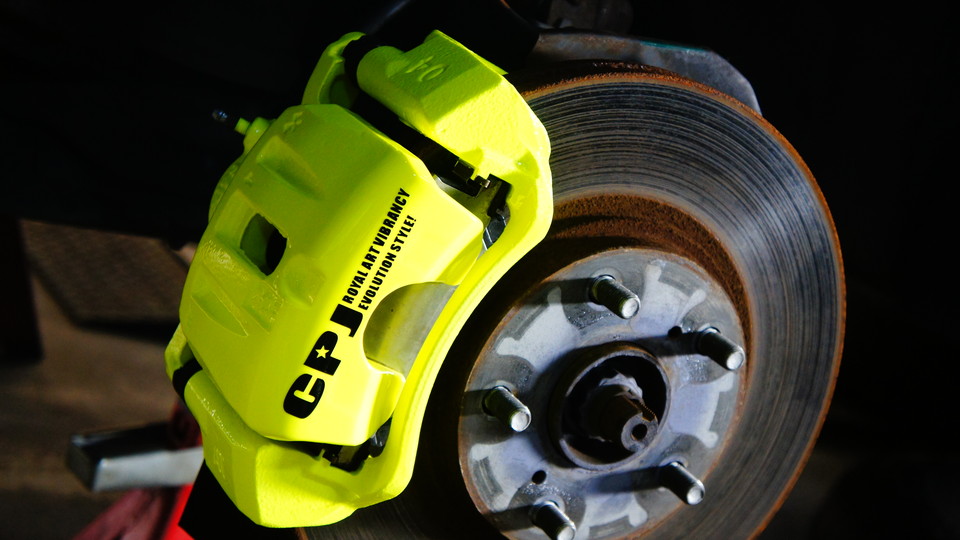 キャリパー塗装施工事例：トヨタクルーガー純正キャリパー塗装　ＣＯＬＯＲ：アシンメトリー蛍光シリーズ（マゼンダ・イエロー） IMG72_1193_paTZwP_sub1.jpg