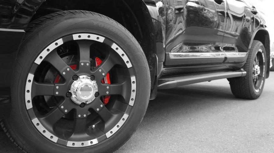 キャリパー塗装施工事例：ランクル・キャリパー塗装＆ローター塗装　COLOR：#001 Italian losso solid　ローター加工Type：DS5 IMG72_1360_Tw8QAe_sub4.jpg