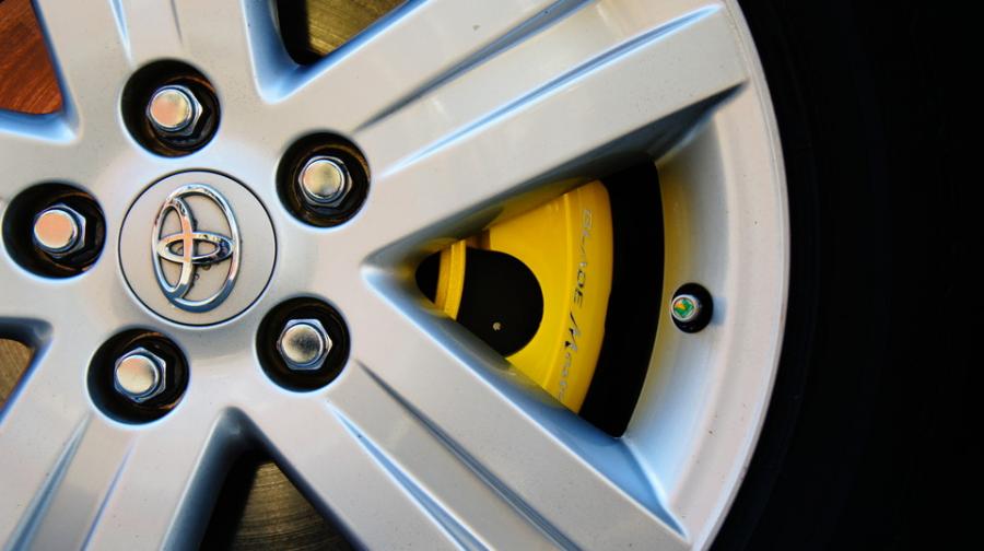 キャリパー塗装施工事例：トヨタブレイドマスター　キャリパー塗装　COLOR:#020 hawaiian passion yellow IMG72_1378_MpAf4I_sub2.jpg