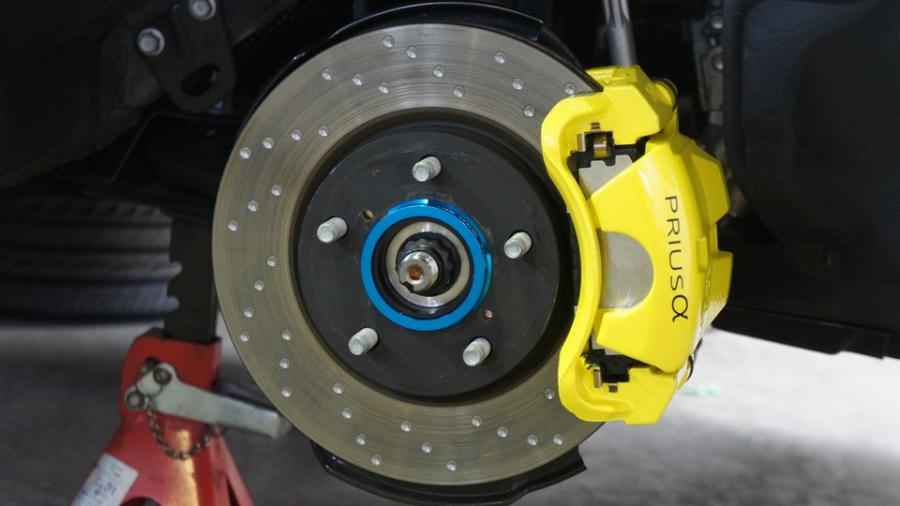 キャリパー塗装施工事例：プリウスα　キャリパー塗装＆ローター加工　COLOR：#020 hawaiian passion yellow　加工Type：DDP IMG72_1437_ceeZ9x_sub1.jpg