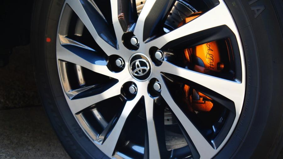 キャリパー塗装施工事例：アルファード ロイヤルラウンジ　キャリパー塗装＆ローター塗装　COLOR:#030 Royal art pearl orange gold＆#052 Premium platinum silver　ローター加工Type:C6S8D IMG72_1554_jvUQq7_sub2.jpg