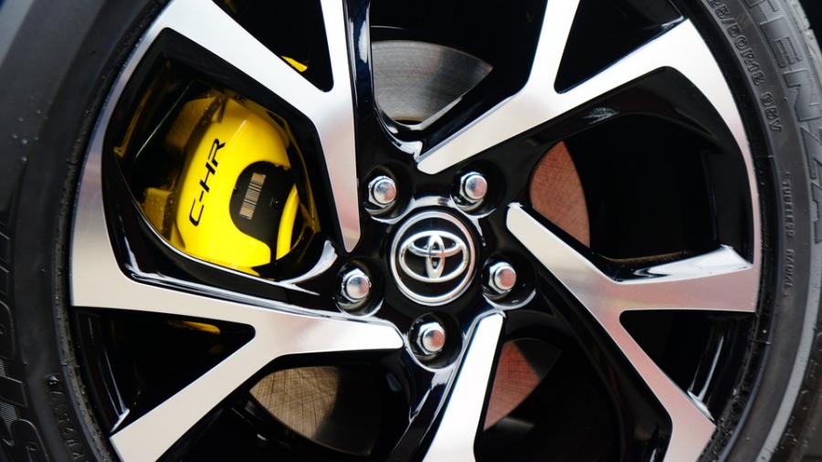 トヨタCH-R　キャリパー塗装　COLOR:#020 hawaiian passion yellow